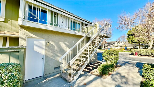 Building Photo - Beautifully Updated & Remodeled Upstairs C...