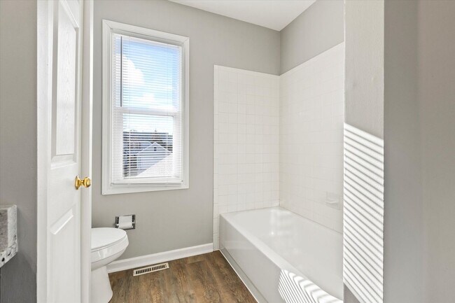 Building Photo - Updated Kenosha 3 Bedroom 2.5 Bath