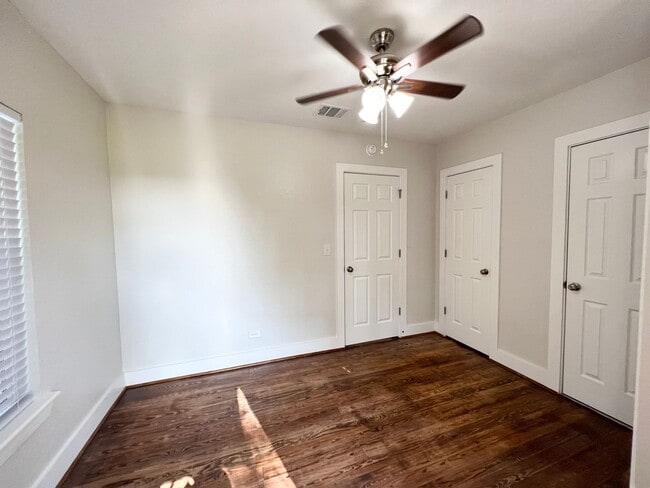 Building Photo - Adorable 2/1/1 Craftsman Bungalow in Angle...