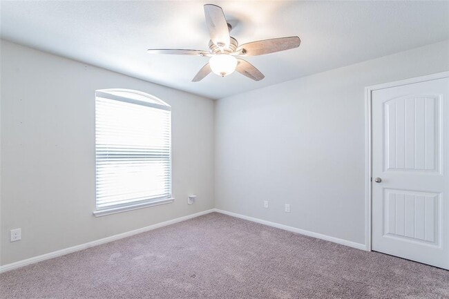 Building Photo - 921 Medina Wy