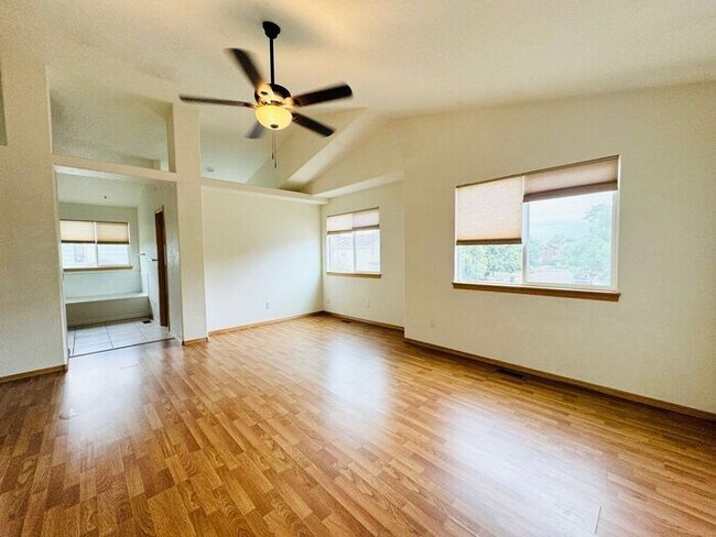 Building Photo - Gorgeous 5 Bedroom 3.5 Bath House with 3 c...