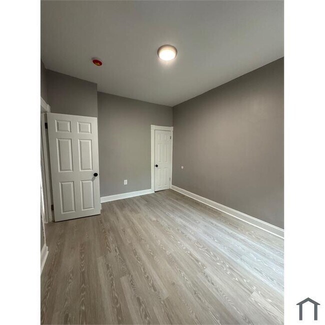 Building Photo - 3 Bedroom Home