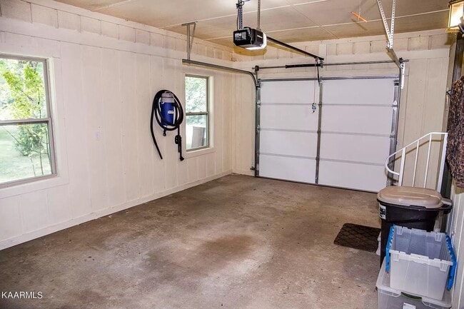 Building Photo - 213 Lakeview Dr