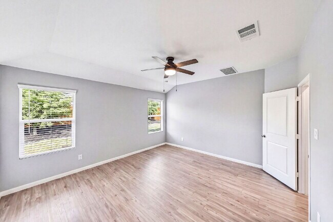 Building Photo - NO CARPET! Up to 1 Month Free Rent with 18-24 Month Lease! No Security Deposit Programs Available.