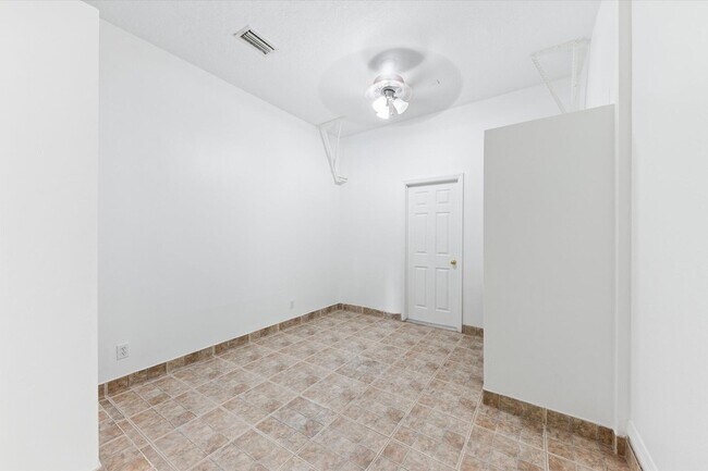 Building Photo - 402 Seminole Palms Dr