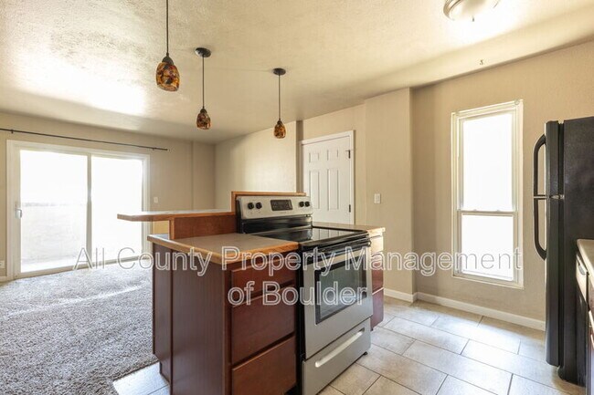 Building Photo - 695 Manhattan Dr