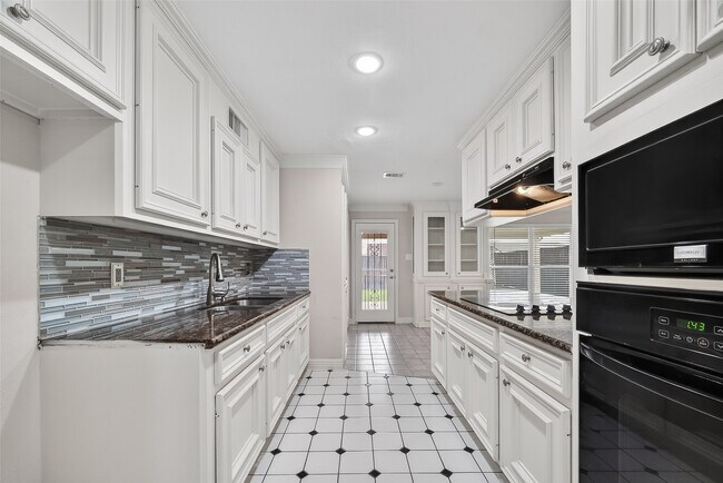 Building Photo - 14238 Pinewest Dr