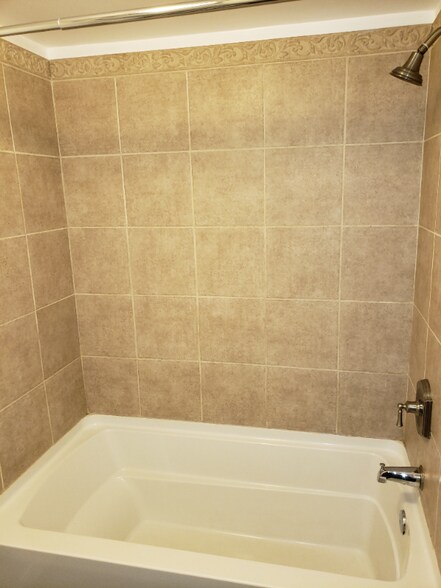 Building Photo - 2305 Pond View Dr