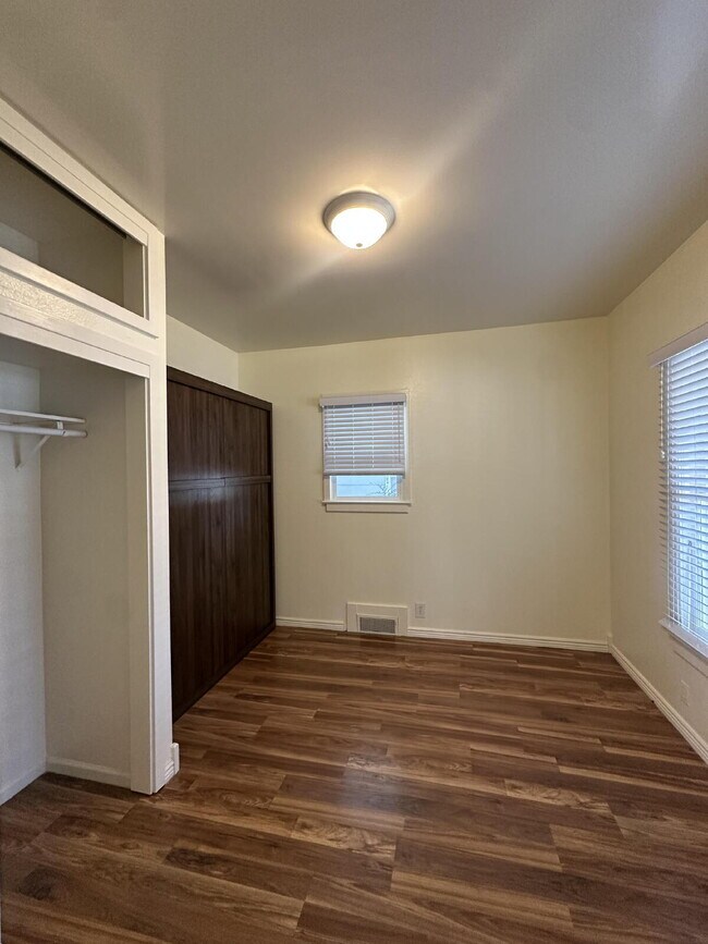 Building Photo - "Charming 2-Bedroom Retreat in the Heart of Windsor – 945 Sq. Ft. of Cozy Living!"