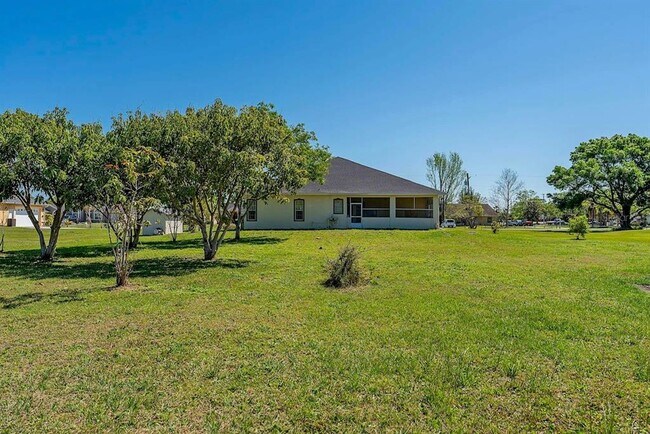 Building Photo - 2832 Rodeo Dr