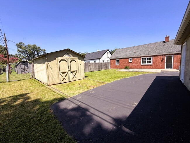 Building Photo - 217 Kewanna Dr