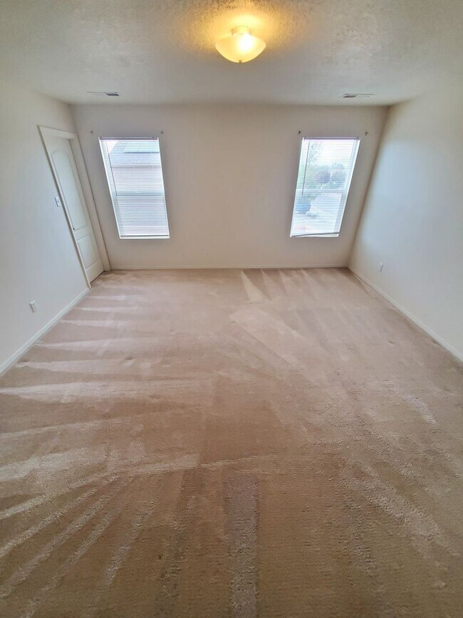 Building Photo - Stunning 2 story 2575 sq ft home- New Carpet
