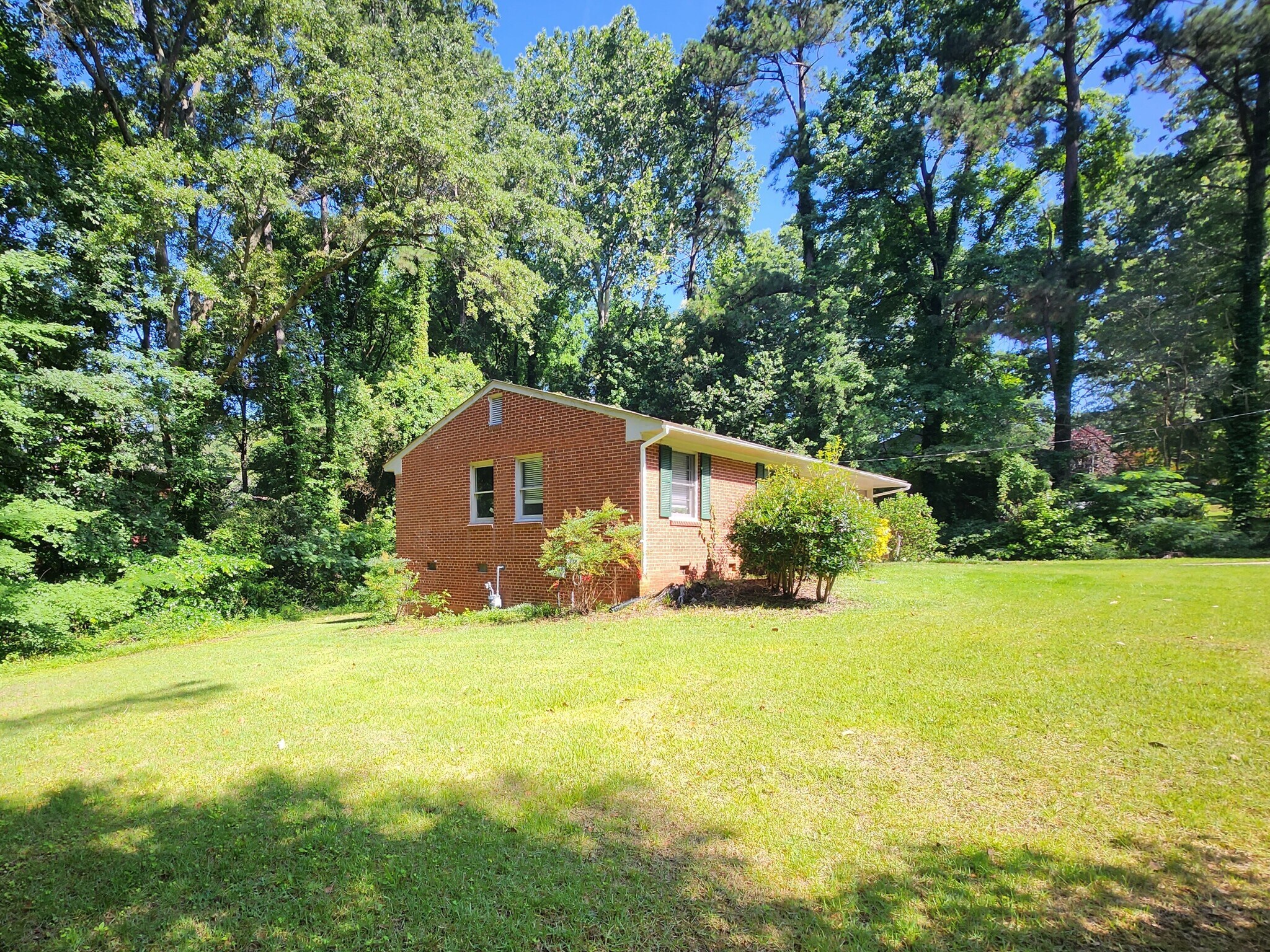 Large front yard and a sizeable private backyard - 1518 Ashburton Rd