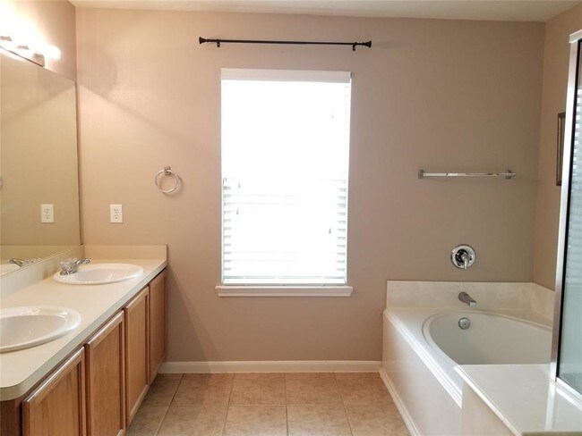 Building Photo - 2811 Foster Hill Dr