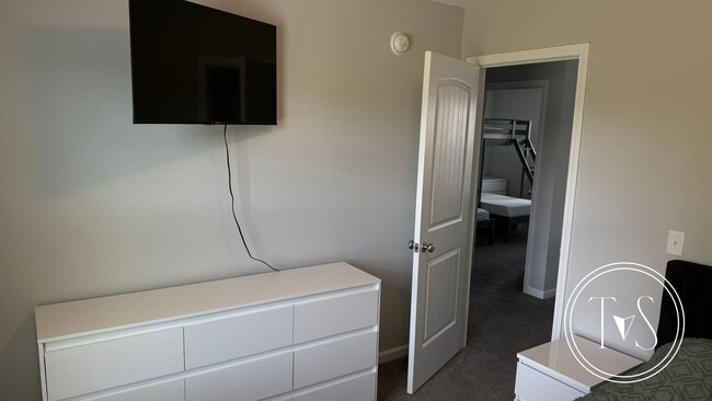 Building Photo - RATE DROP ALERT (was $2600/month) and SUMM...