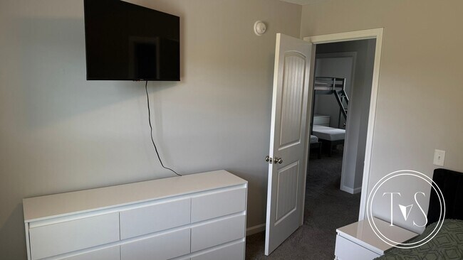 Building Photo - RATE DROP ALERT (was $2600/month)!