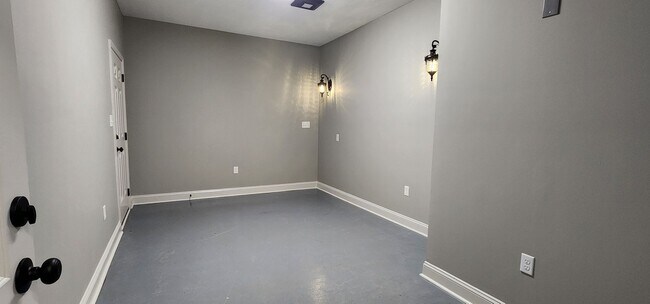 Building Photo - Elegant 4-Bedroom Valdosta Home with Vaulted Ceilings, Pool, and Outdoor Living