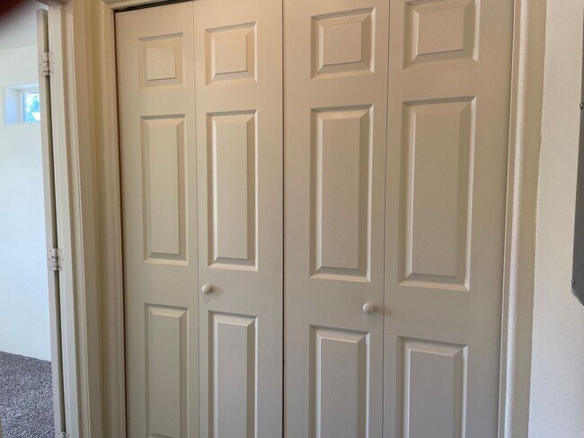 Building Photo - Beautiful 2 Bedroom 1.5 Bath Townhome Loca...
