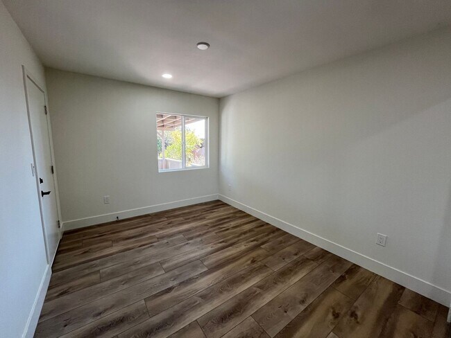 Building Photo - Large 6 bed 3 bath House on East Falls! Completely Renovated (2025)