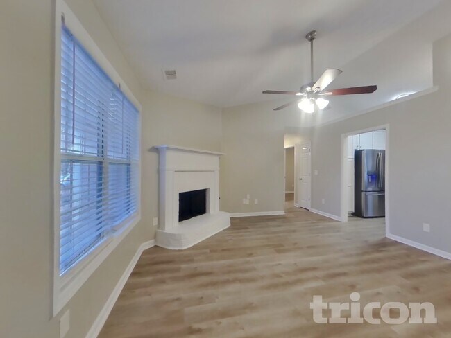 Building Photo - 449 Sarah's Ln