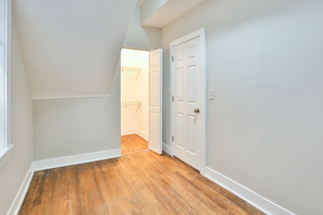 Building Photo - Bucktown 2bed/1bath...NEXT TO THE 606 TRAIL!  In-Unit Laundry & Central Air!