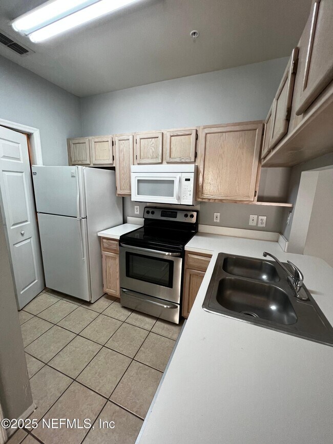 Building Photo - 201 Colima Ct