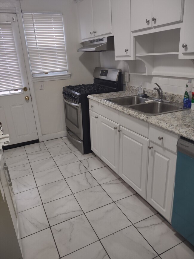 Primary Photo - 1929 E Belvedere Ave