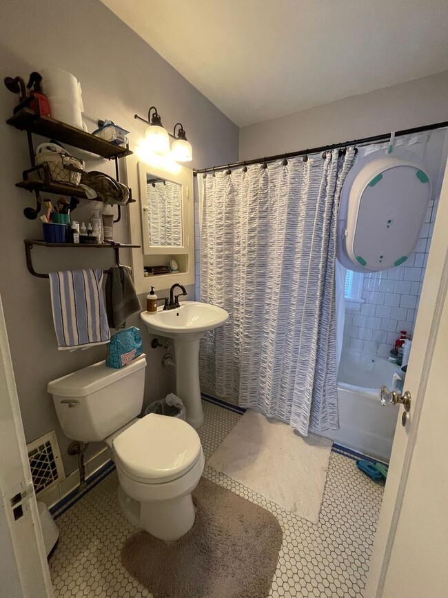 Building Photo - AVAILABLE JULY - 3 BEDROOM/1.5 BATHROOM HOME