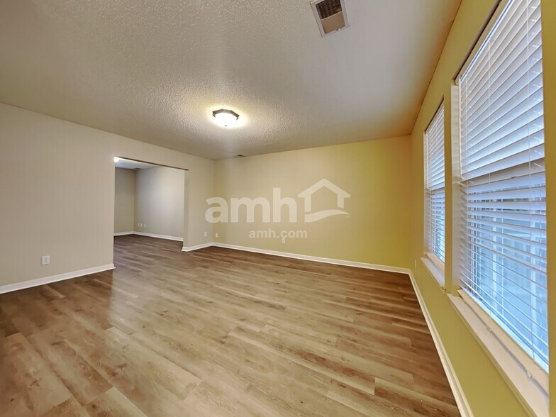 Building Photo - 110 Macallan Ct