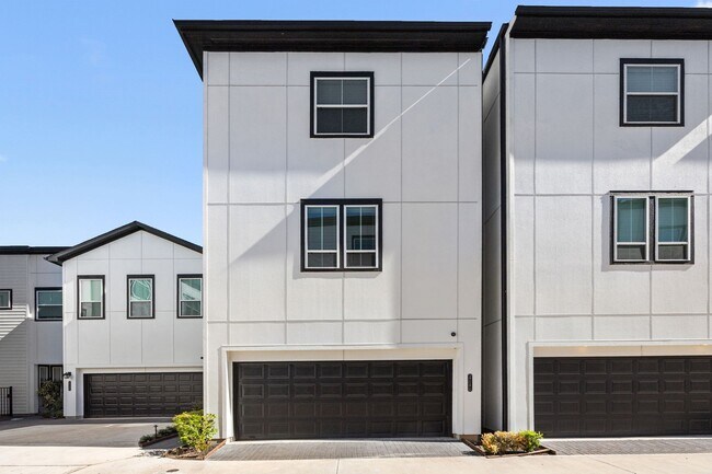 Building Photo - 2718 Grand Fountains Dr