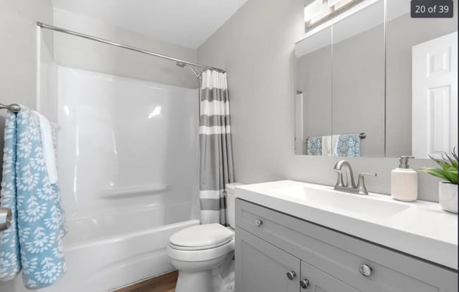 Building Photo - 6604 S Dahlia Cir