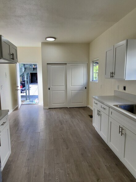 Building Photo - 947 S Sycamore Ave