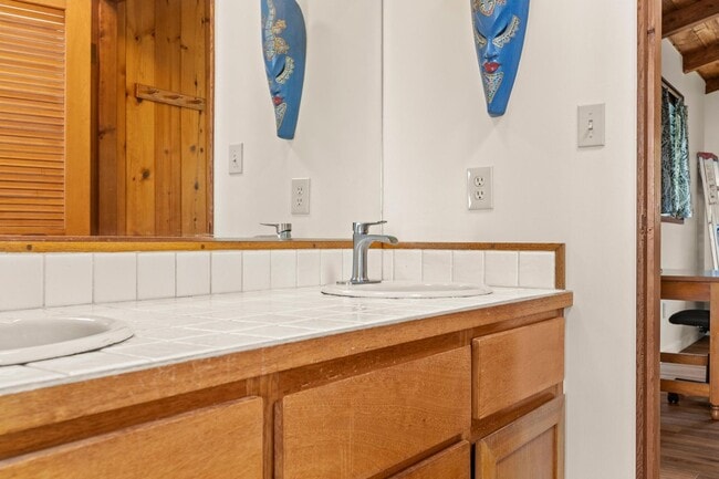 Building Photo - Captain Cook Home – 3 Bed, 2 Bath + Bonus Room! Fully Furnished with Solar Power