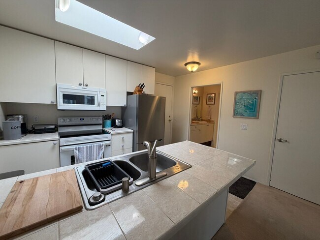 Building Photo - Light-Filled 1 Bed / 1 Bath Condo in UTC, San Diego – Skylights & Balcony