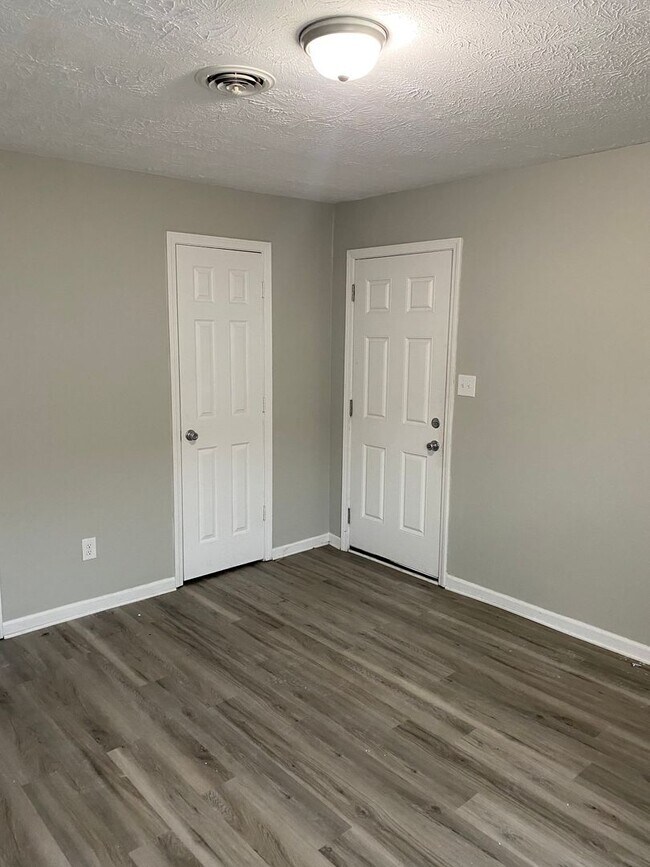 Building Photo - 150 Landings Dr