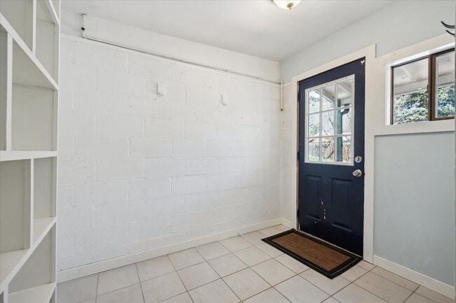 Building Photo - 2733 S Riverview Dr