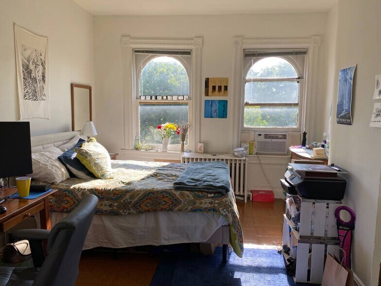 Building Photo - 433 2nd St SE