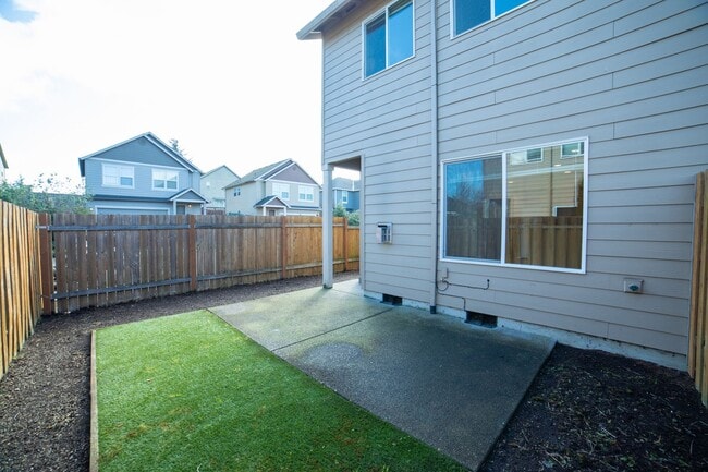 Building Photo - Newer Construction Townhome in Canby