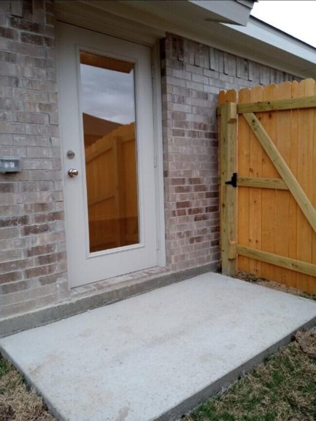 Building Photo - 129 Wind Ridge Dr