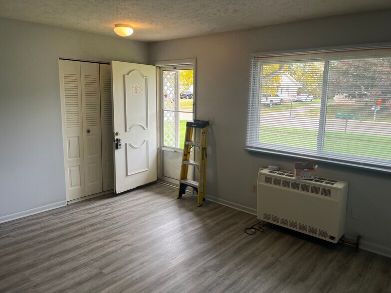 Building Photo - 180 Grand Manor Dr