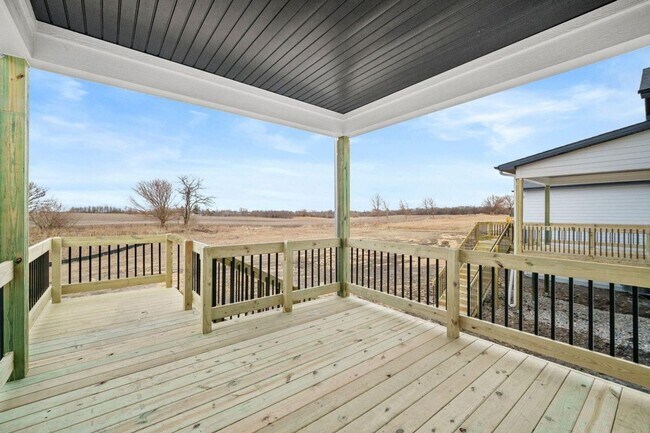 Building Photo - 4 Bedroom Townhome Available February 1st!