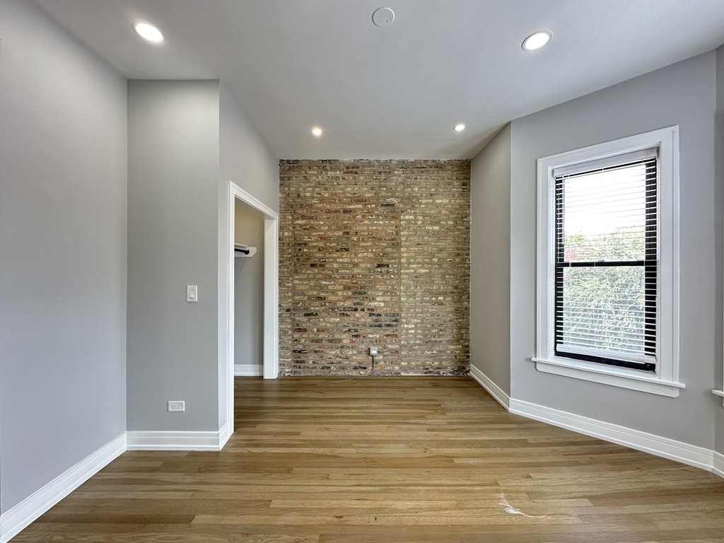 Building Photo - 3834 N Wilton Ave