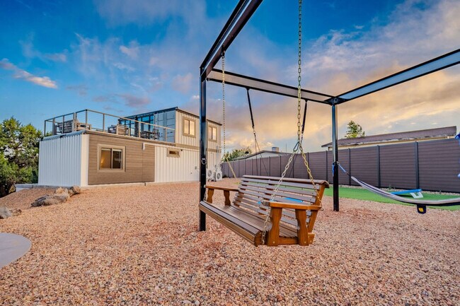 Building Photo - 736 W Rider Dr