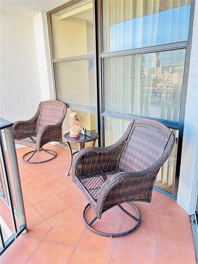 Building Photo - 800 Parkview Dr