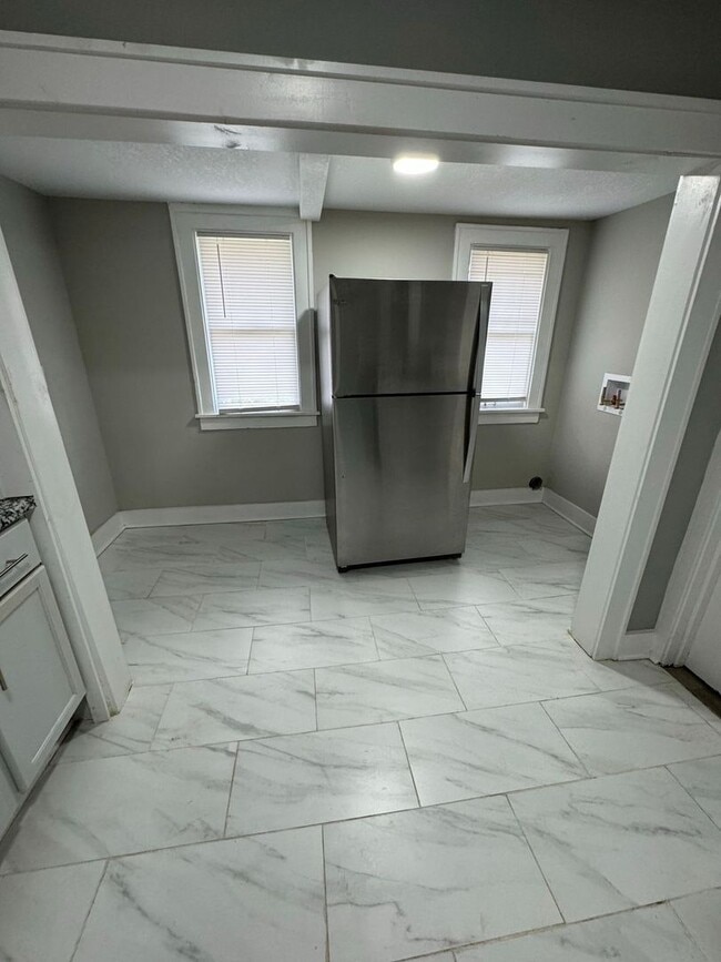 Building Photo - Newly Renovated 3 Bed, 2 Bath Home