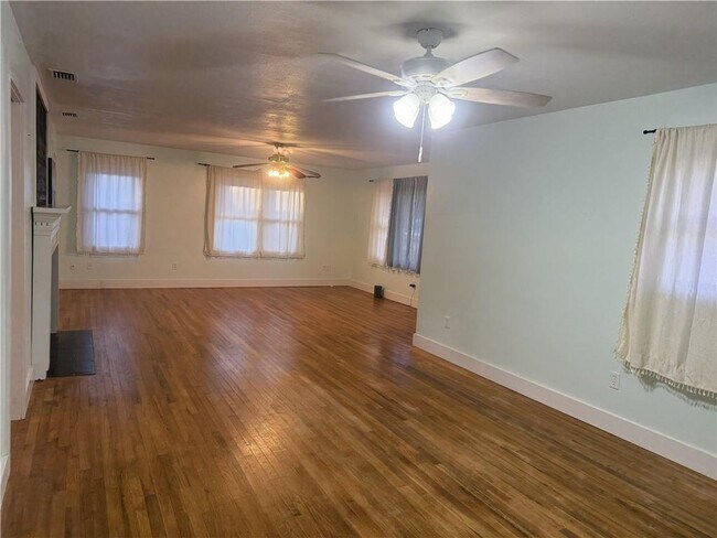 Building Photo - 2222 Parkwood Dr