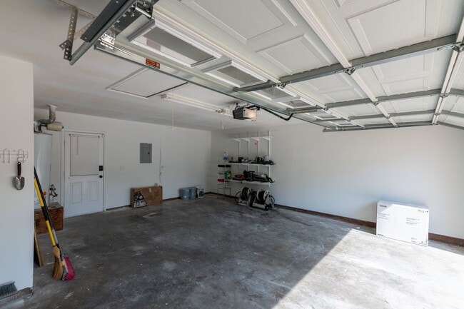 Building Photo - Charming 3 Bedroom Home with Modern Features and Spacious Outdoors!