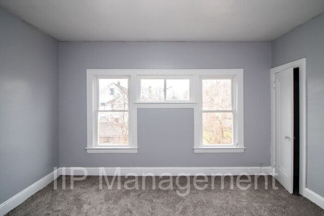 Building Photo - Charming and Refinished 2 Bedroom in Cleve...