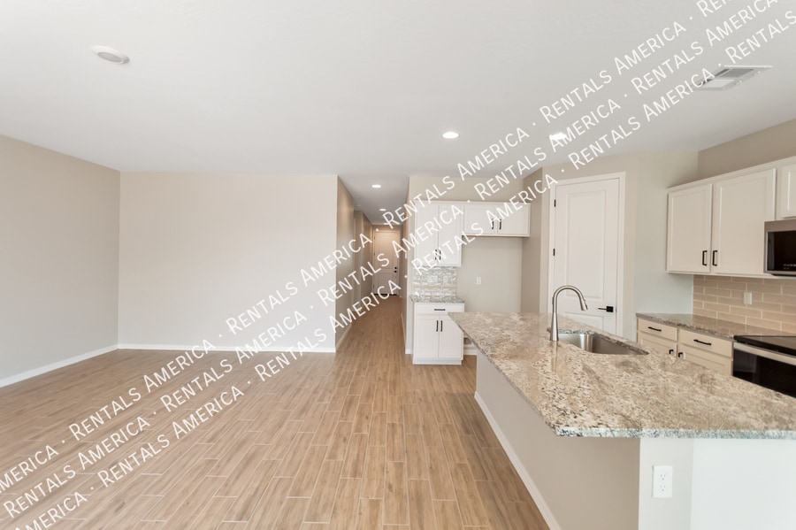 Building Photo - 36033 W San Clemente Ave