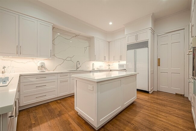 Building Photo - 983 S Post Oak Ln